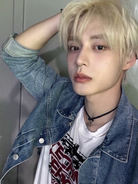 A moment captured by Kim Jiwoong (ZEROBASEONE)'s fan