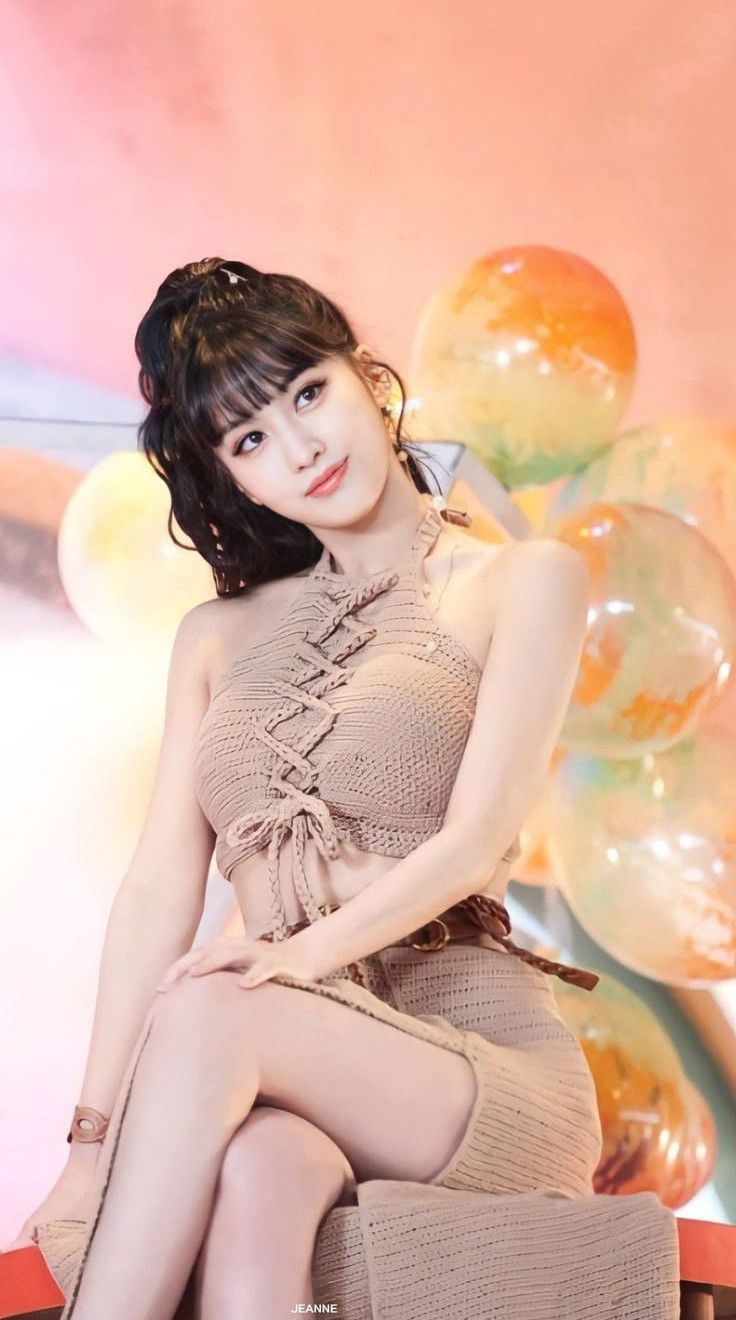 Behind-the-scenes cut of Momo (TWICE)