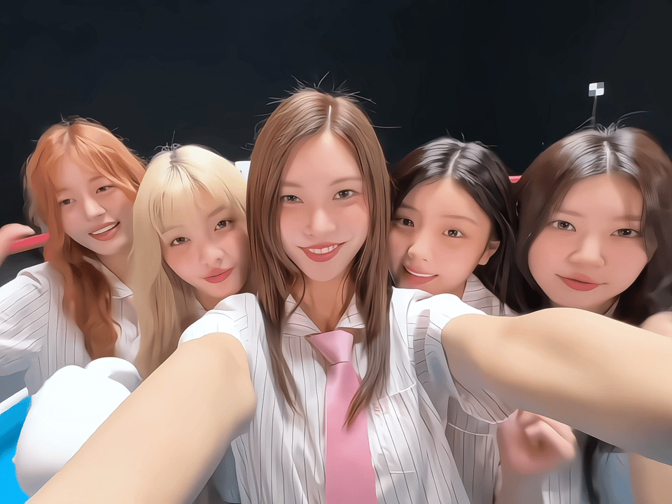 A moment captured by ILLIT's fan