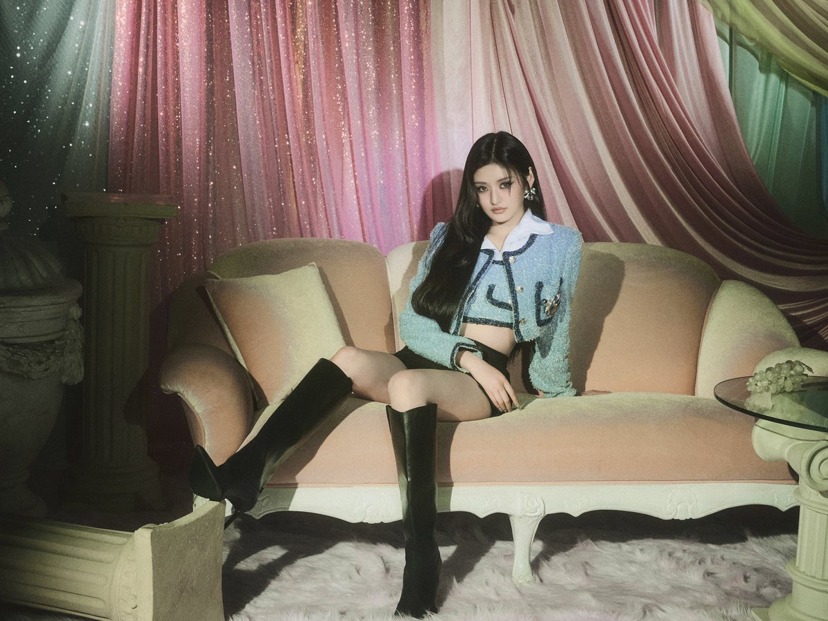 A moment captured by FIFTY FIFTY's fan