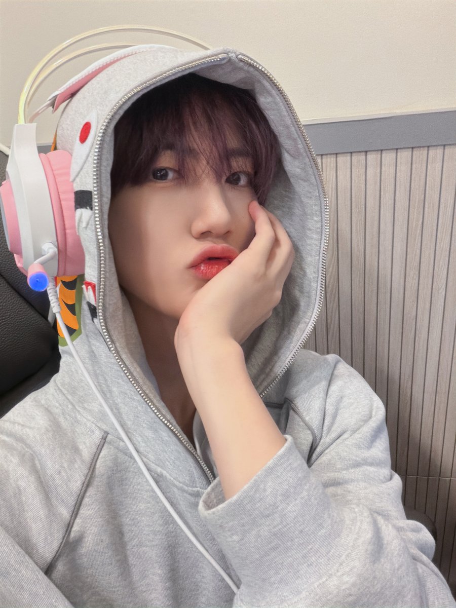 Behind-the-scenes cut of CRAVITY