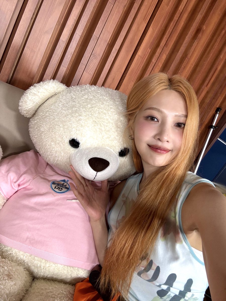Behind-the-scenes cut of Red Velvet