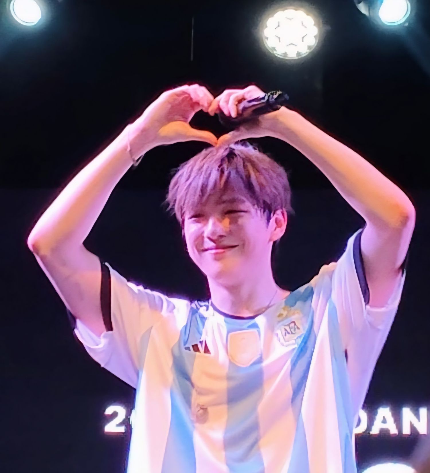 Behind-the-scenes cut of Kang Daniel