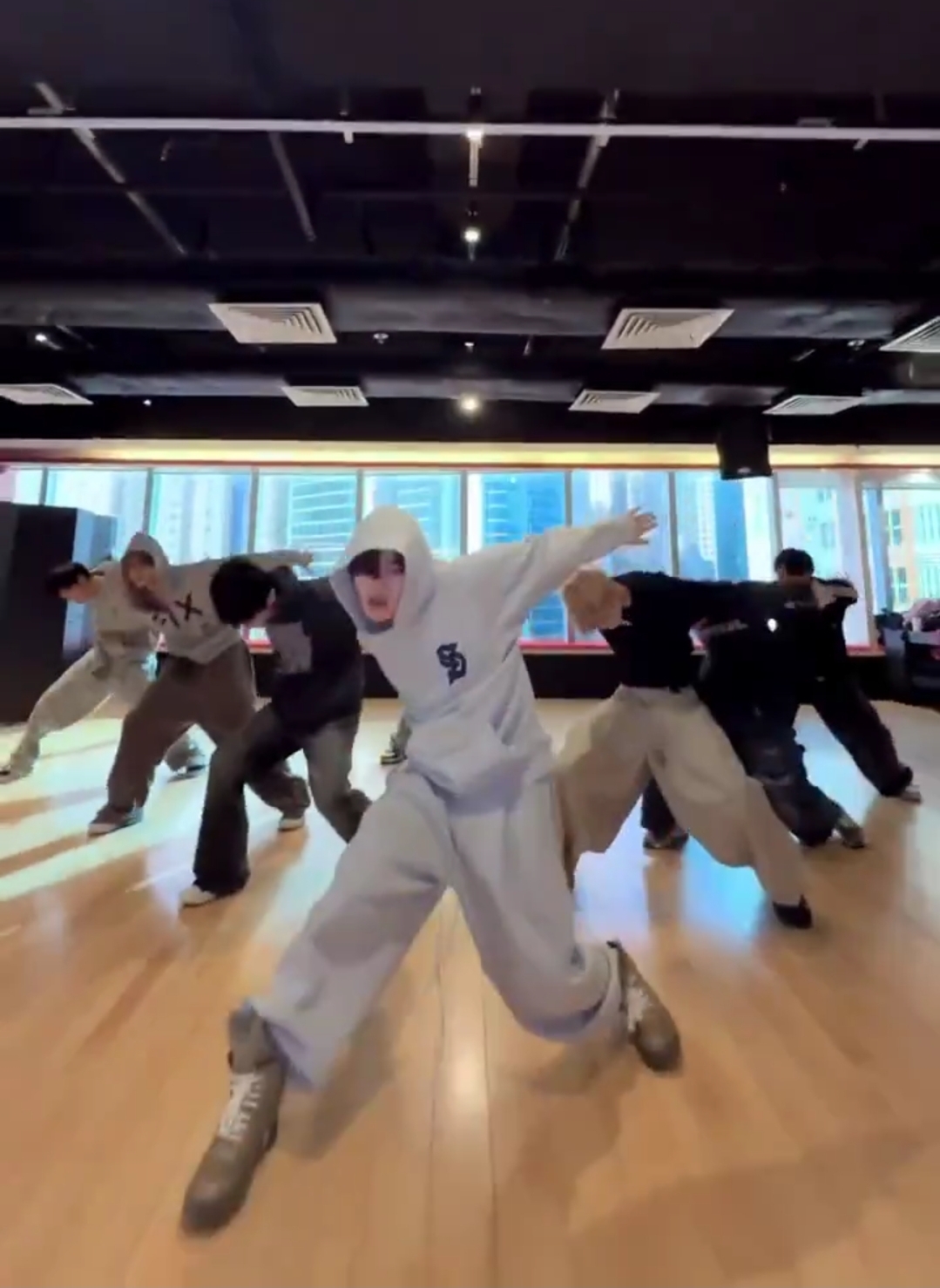 A moment captured by Lee Leo (ALPHA DRIVE ONE)'s fan