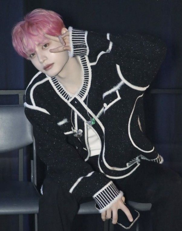 Behind-the-scenes cut of Kim Jiwoong (ZEROBASEONE)