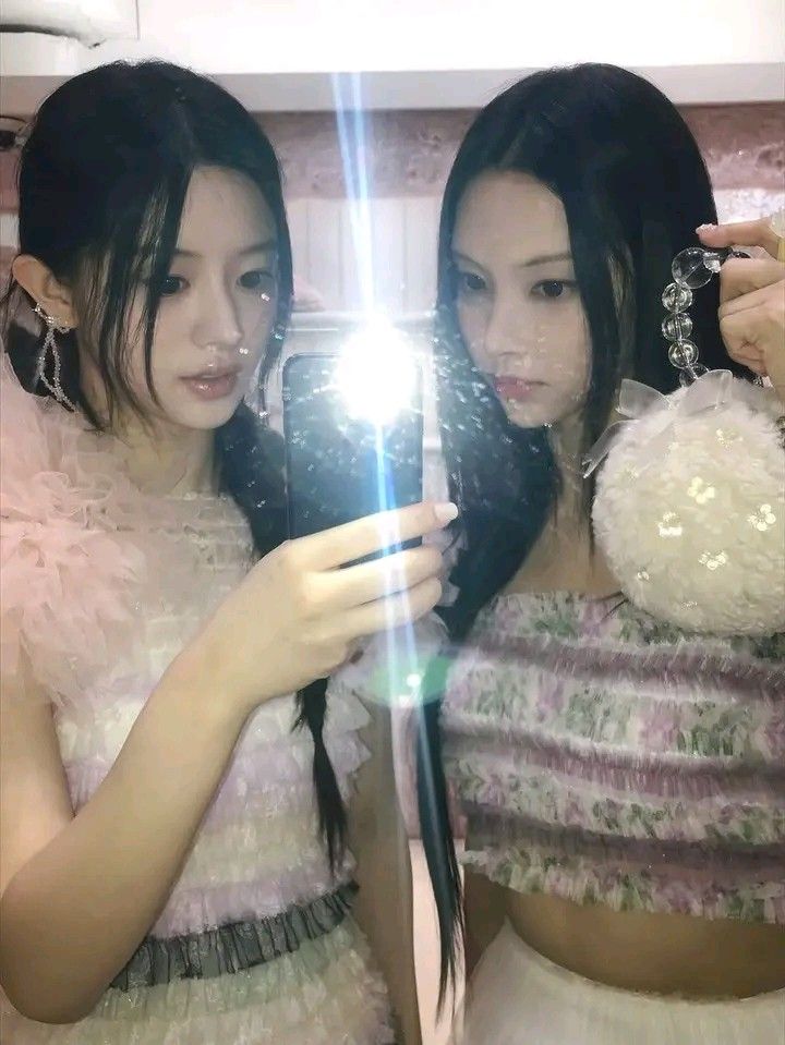 A moment captured by ILLIT's fan