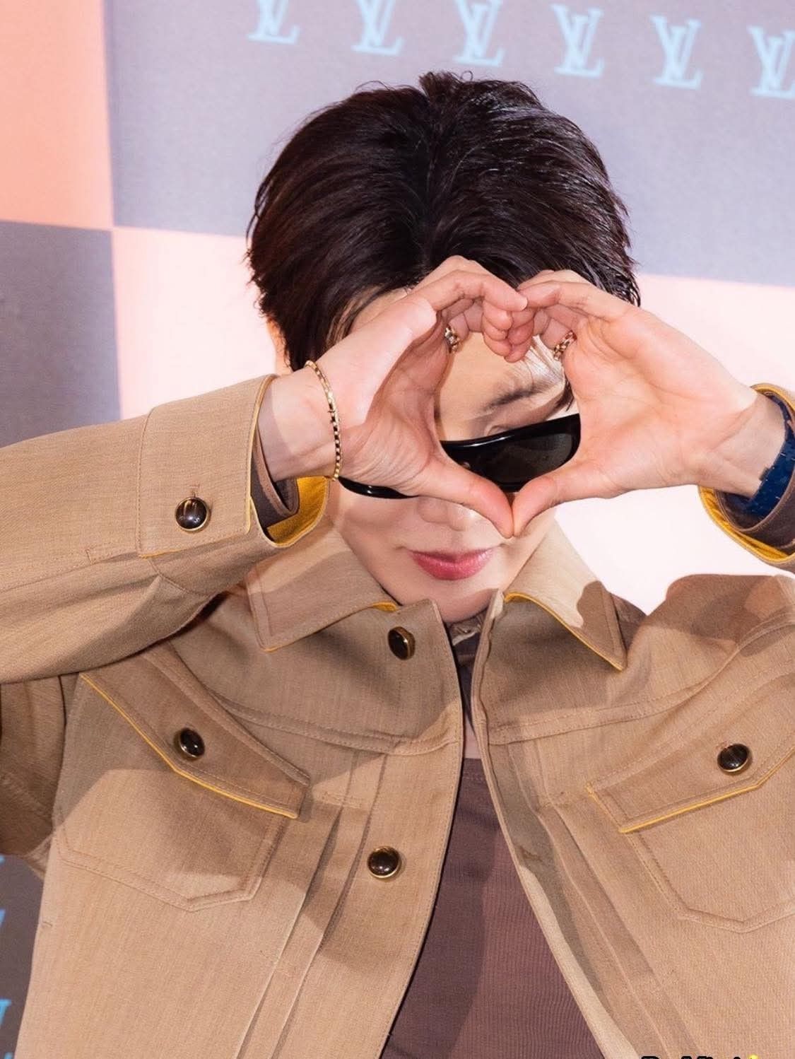 제이홉 (방탄소년단)의 최신 사진