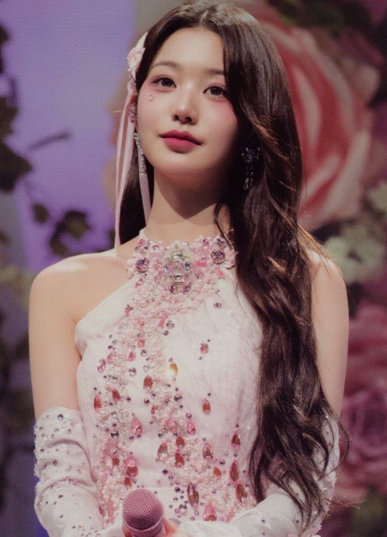 Behind-the-scenes cut of Jang Wonyoung (IVE)