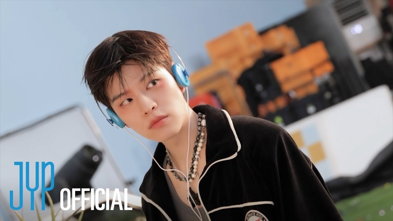 Behind-the-scenes cut of Stray Kids