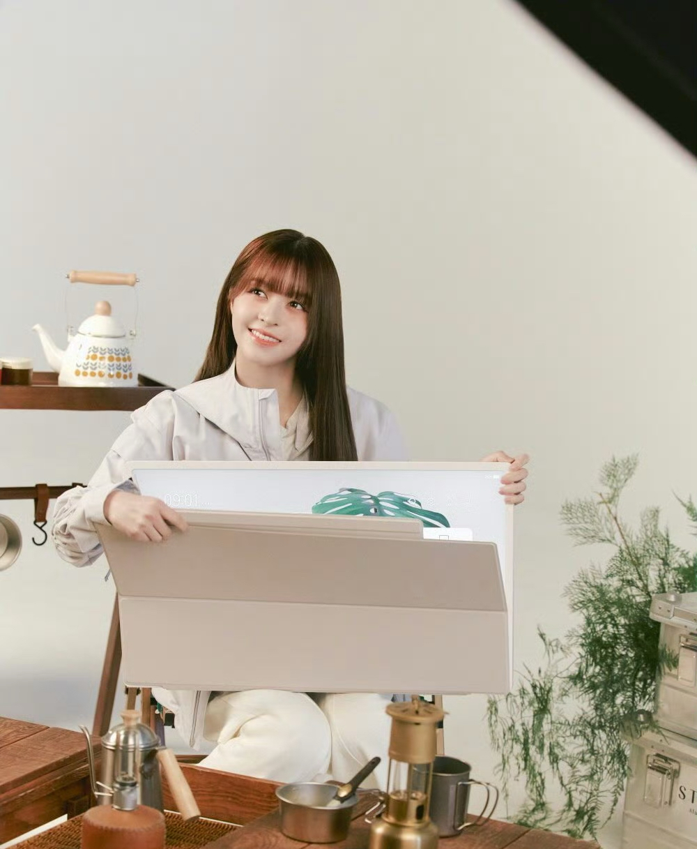 Behind-the-scenes cut of LILY (NMIXX)