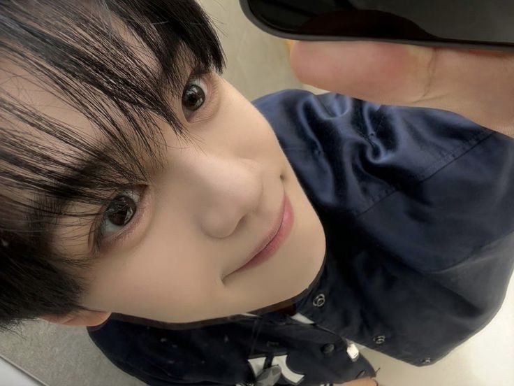 Latest photo of Kim Gyuvin (ZEROBASEONE)
