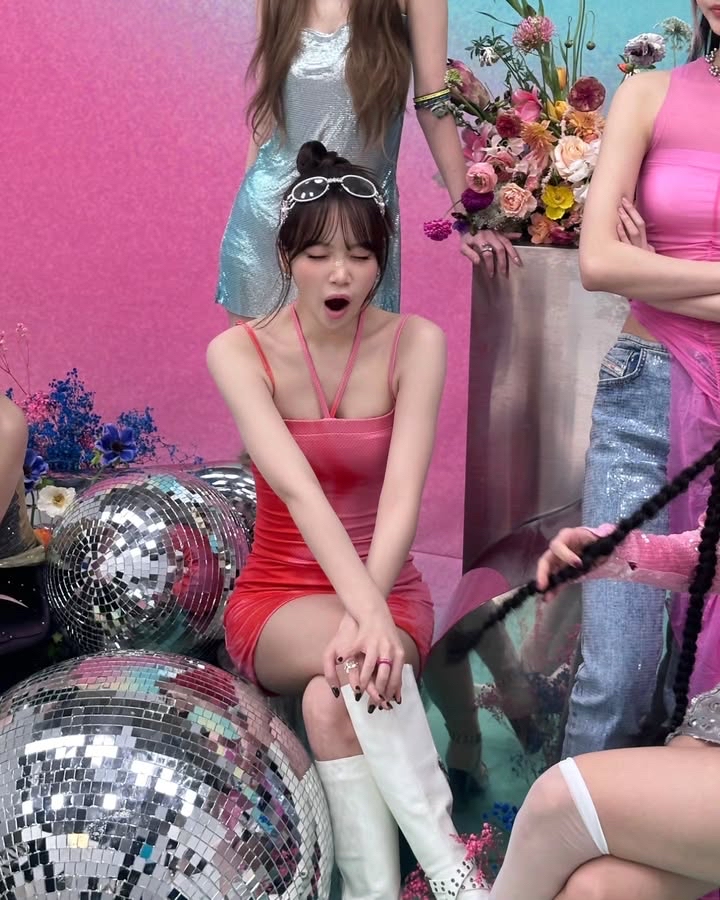 A moment captured by Kim Chaewon (LE SSERAFIM)'s fan
