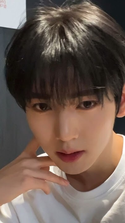 Recent activity shot of Han Yujin (ZEROBASEONE)