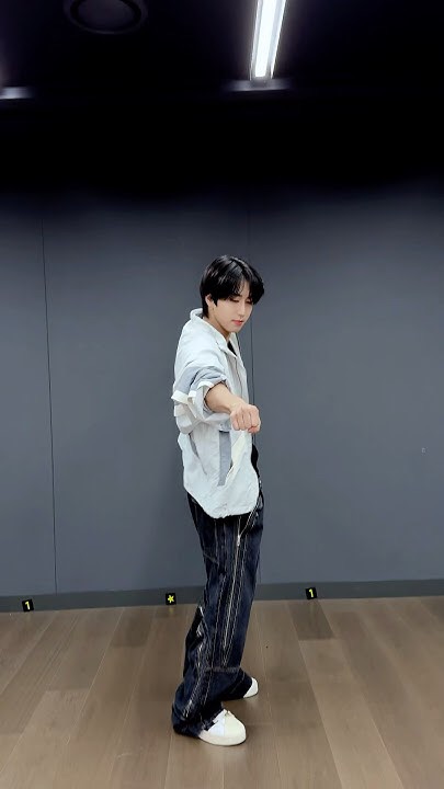 Behind-the-scenes cut of Stray Kids