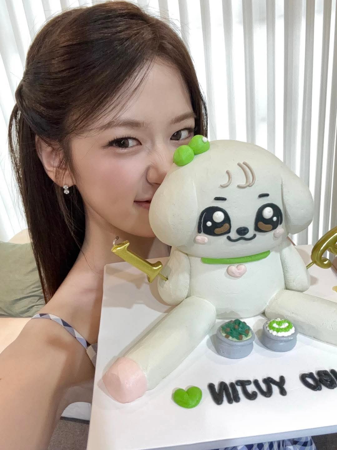 Recent activity shot of An Yujin (IVE)