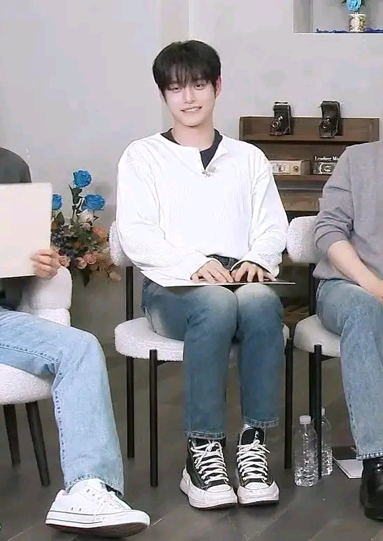 Recent activity shot of Kim Jiwoong (ZEROBASEONE)