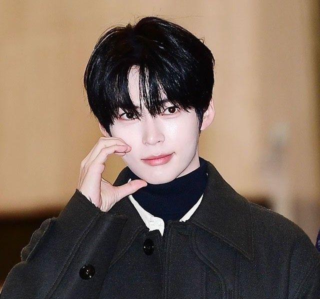 Latest photo of Sung Hanbin (ZEROBASEONE)