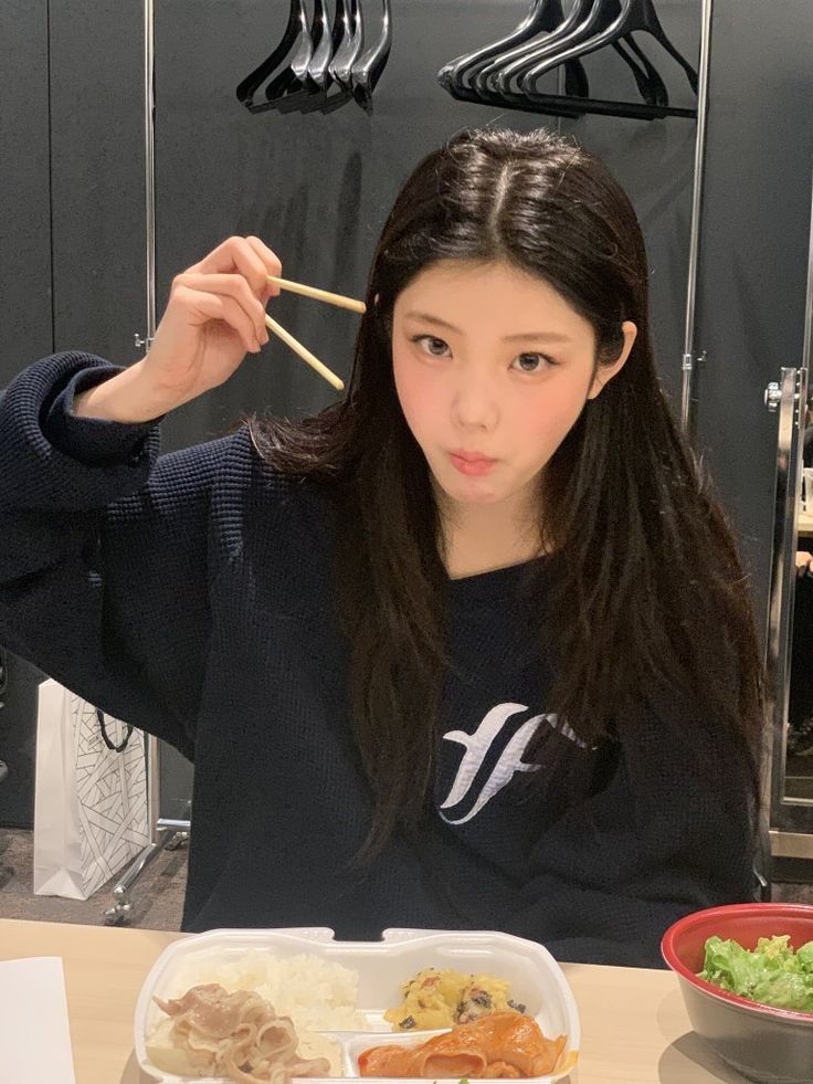 Behind-the-scenes cut of Wonhee (ILLIT)