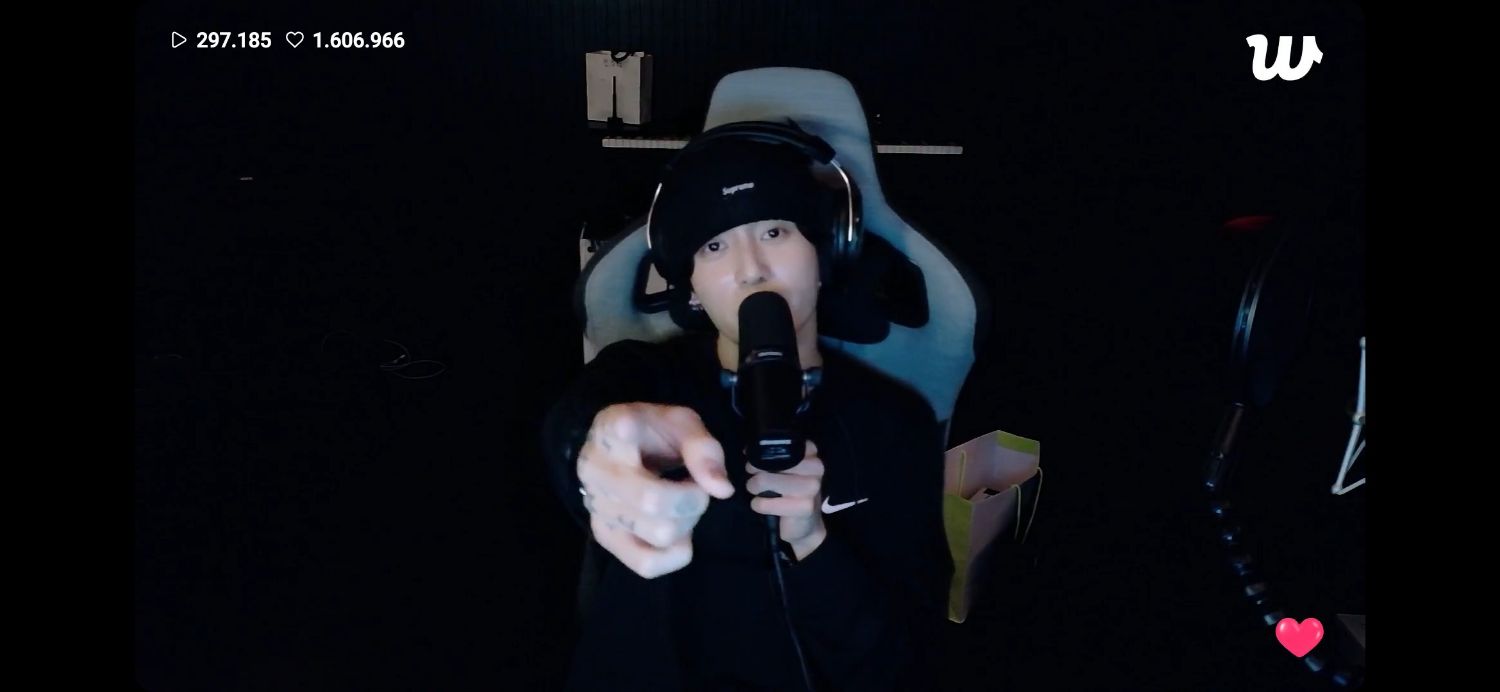 Foto aktivitas terbaru Jungkook (BTS)