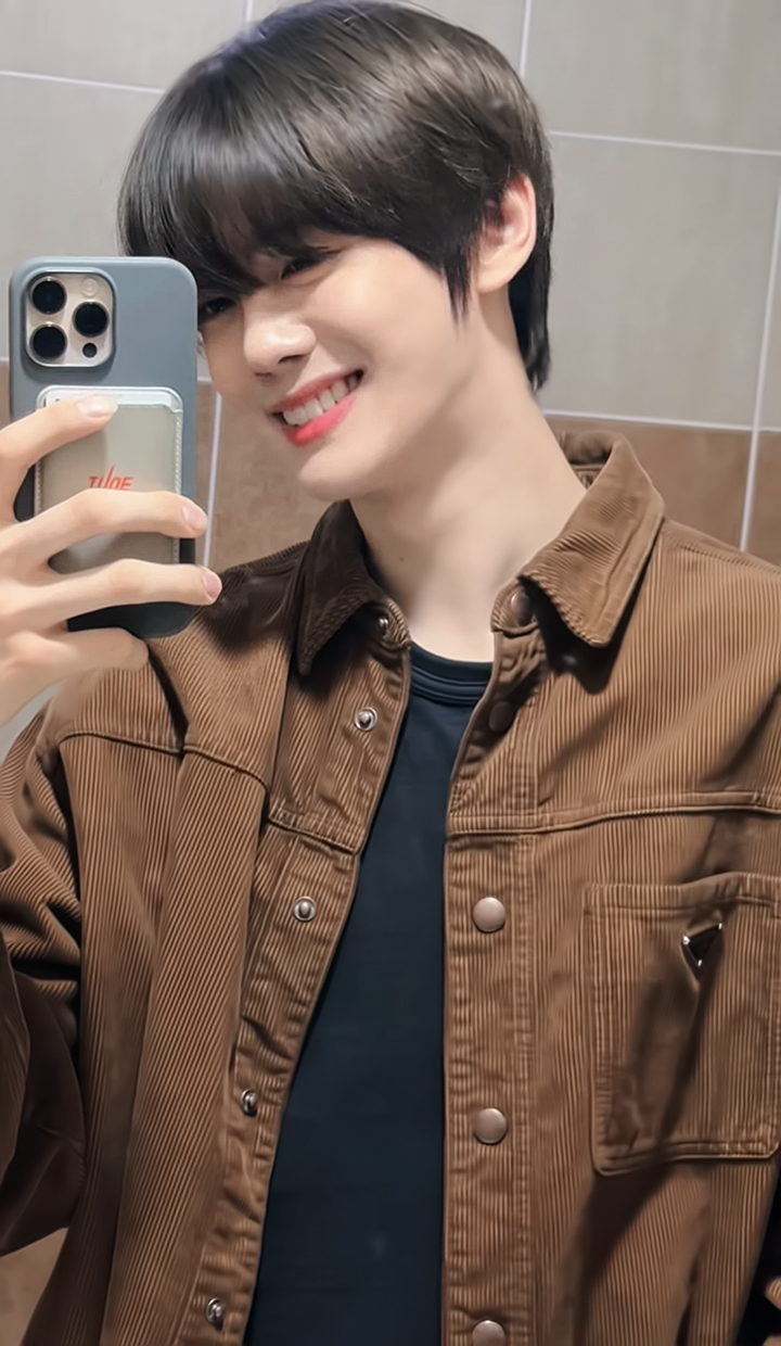 Recent activity shot of Kim Gyuvin (ZEROBASEONE)