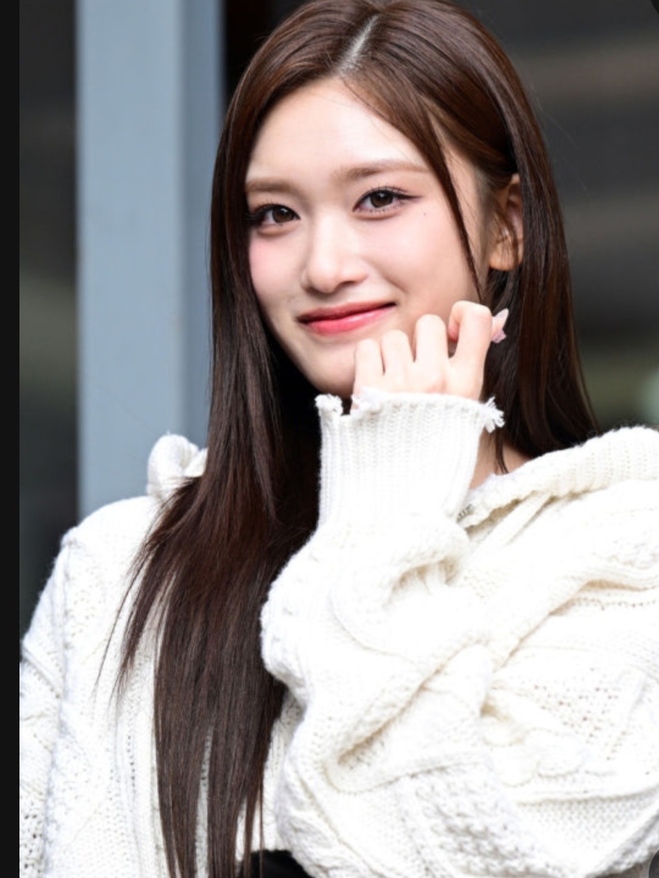 Behind-the-scenes cut of Leeseo (IVE)