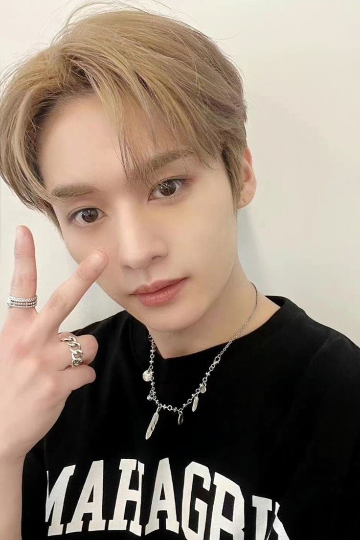 Behind-the-scenes cut of Lee Know (Stray Kids)