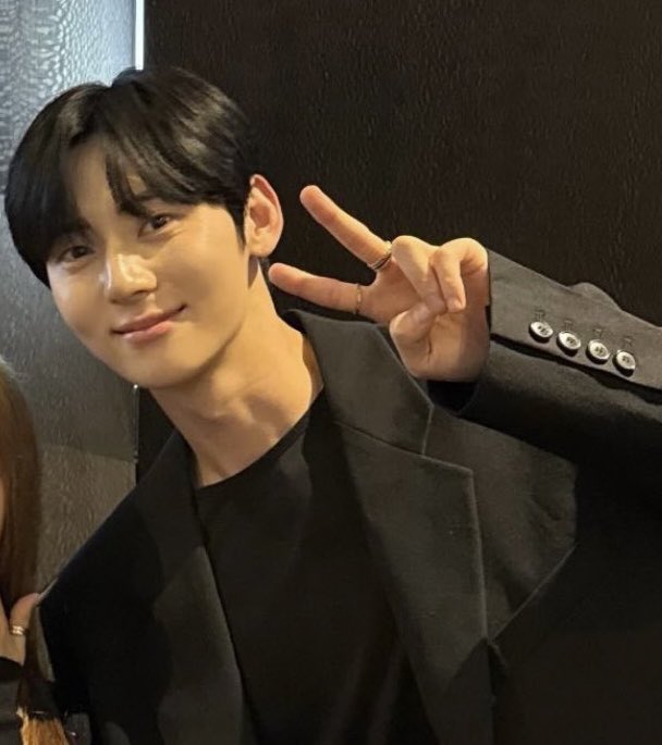 Momen yang diabadikan oleh penggemar Hwang Minhyun