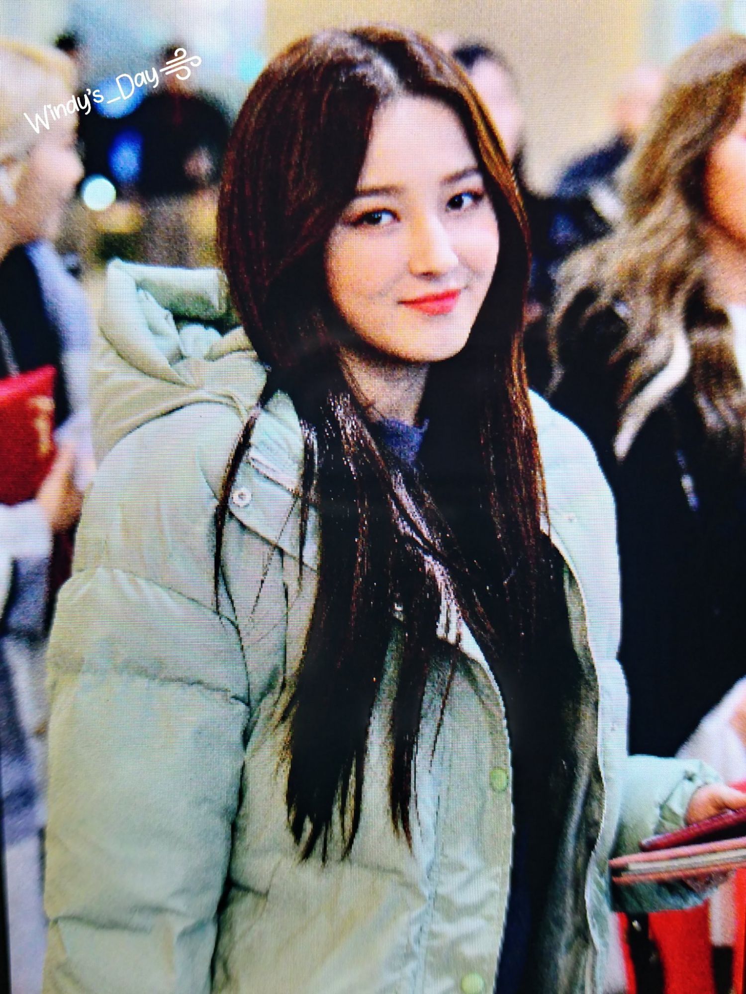 Behind-the-scenes cut of MOMOLAND