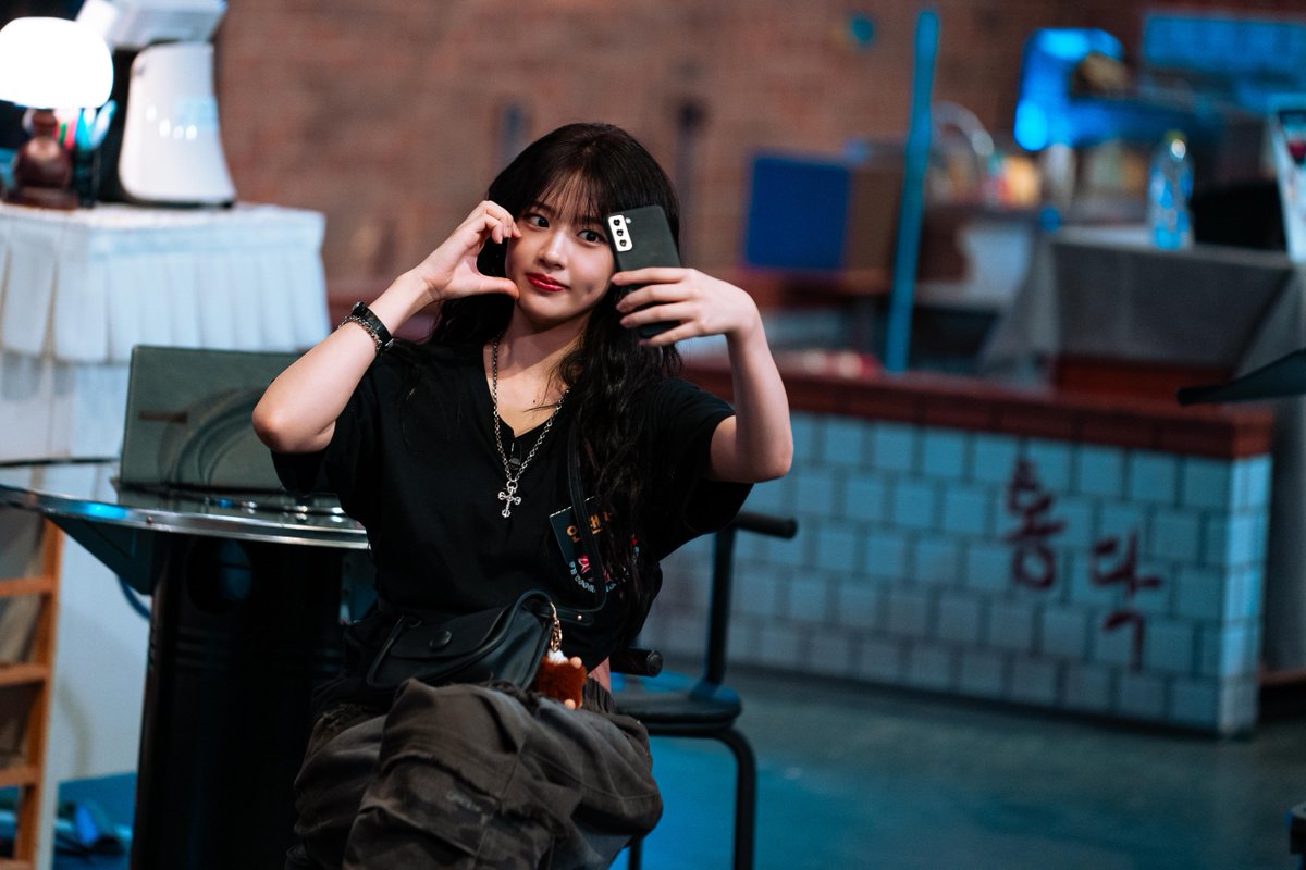 Behind-the-scenes cut of IVE