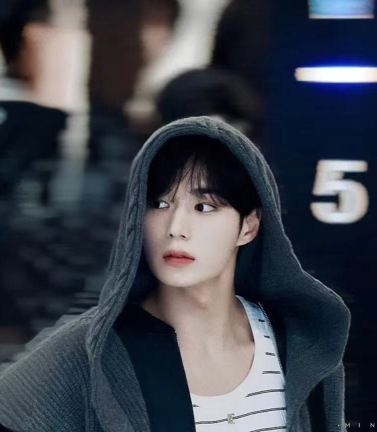 Behind-the-scenes cut of Kim Junseo (ALPHA DRIVE ONE)