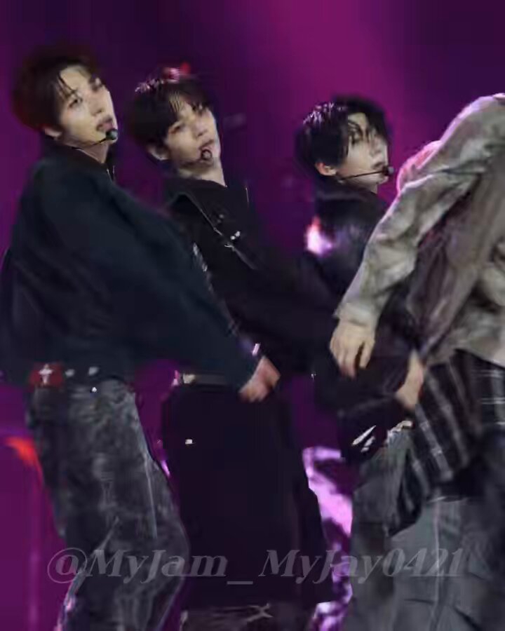 A moment captured by JL (AHOF)'s fan