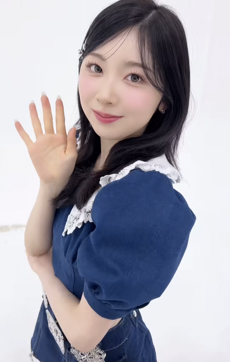 Latest photo of Miihi (NiziU)
