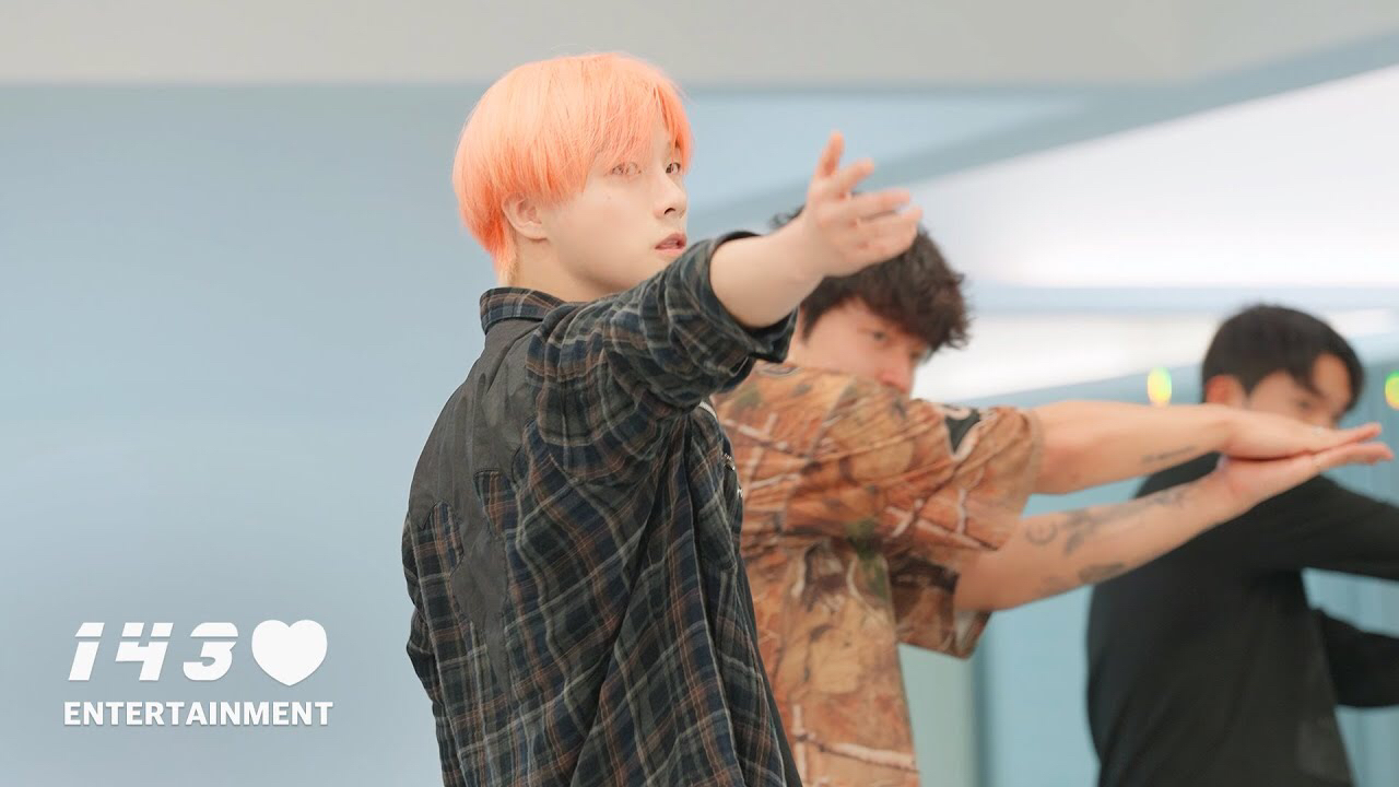Behind-the-scenes cut of iKON