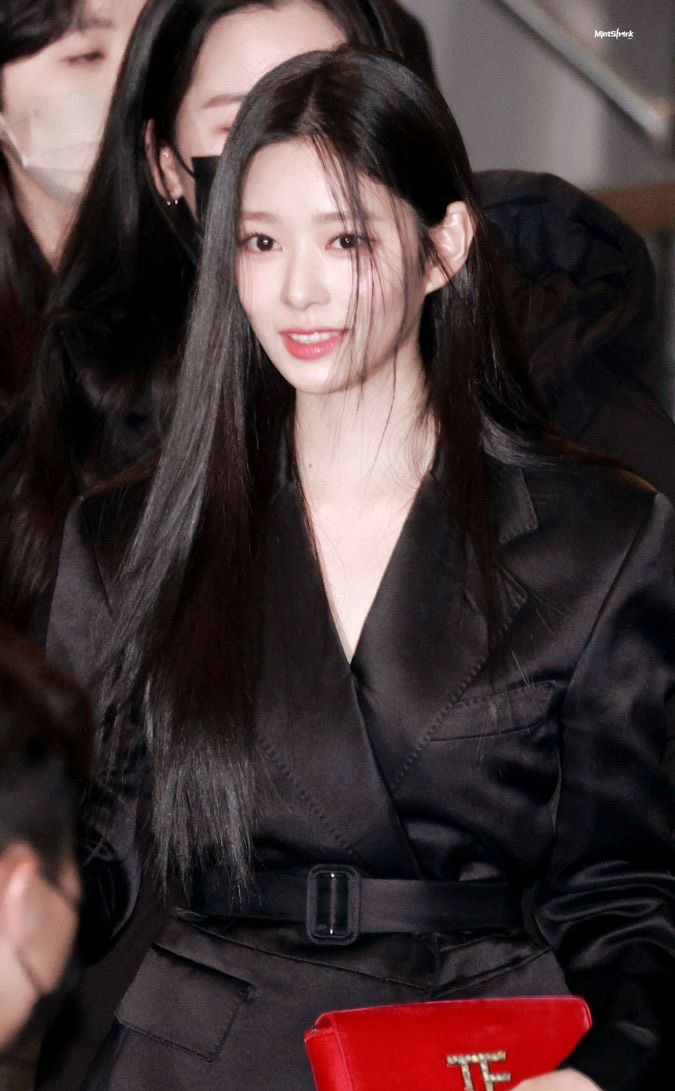 Behind-the-scenes cut of Kim Minju