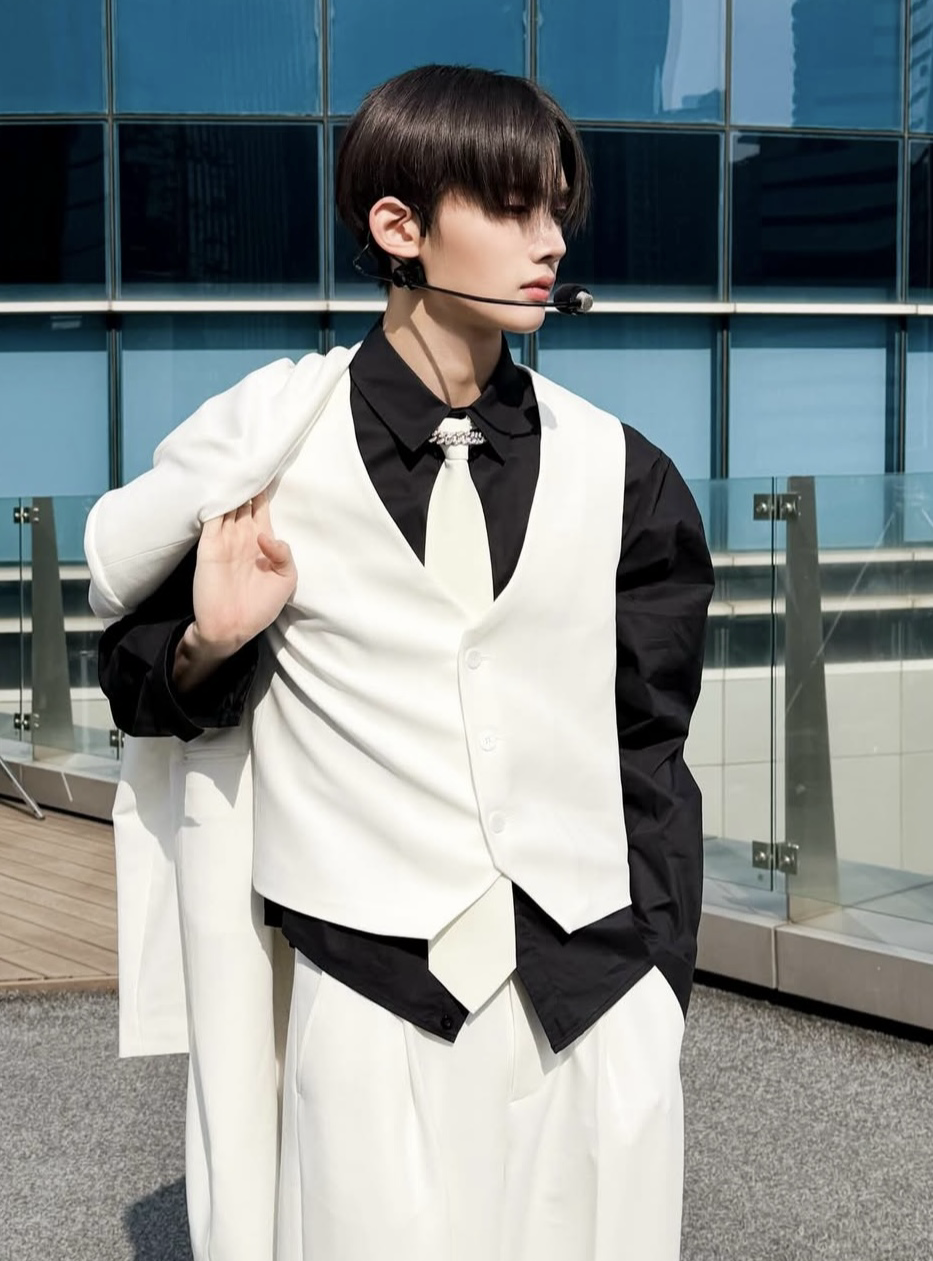 Recent activity shot of Jo (&TEAM)