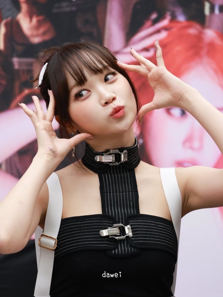 Latest photo of Kim Chaewon (LE SSERAFIM)