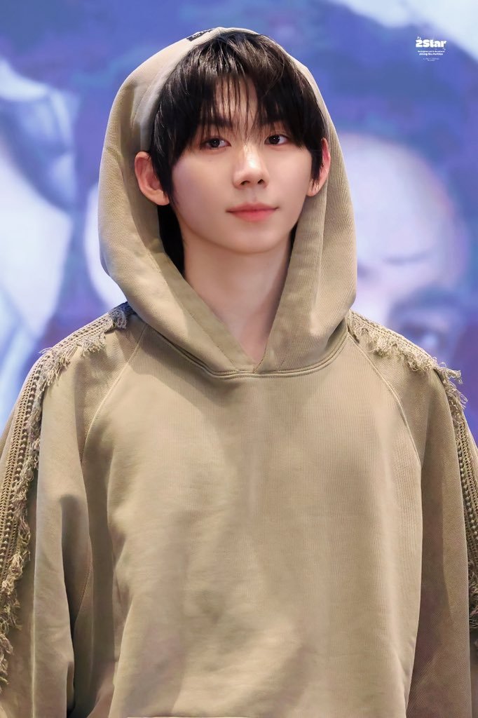 A moment captured by Park Han (AHOF)'s fan
