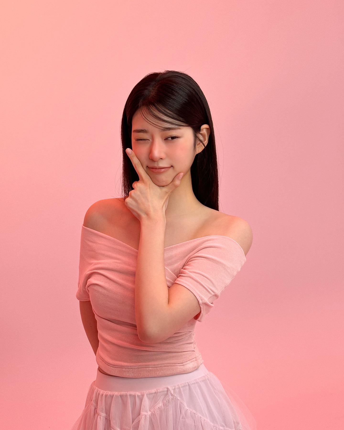 Behind-the-scenes cut of Kim Minju