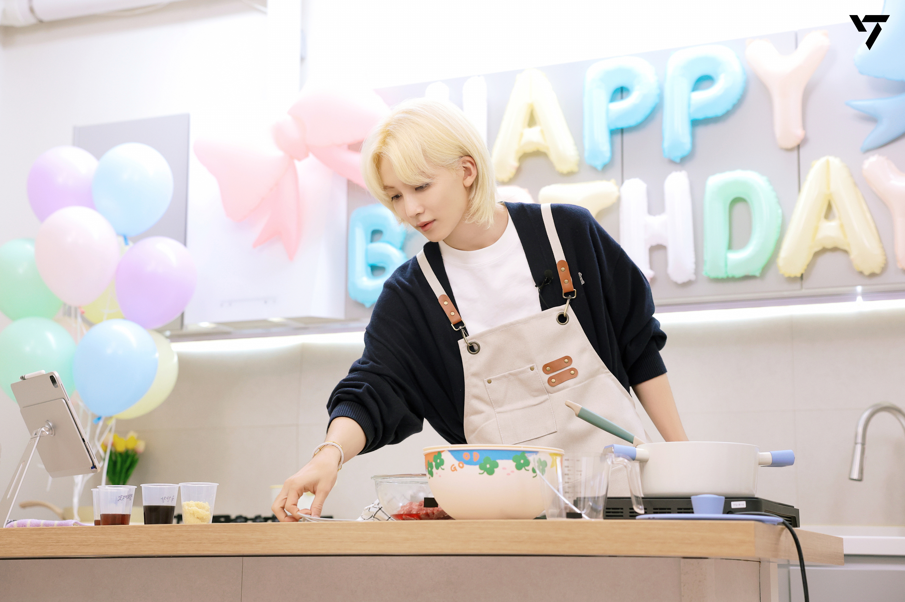 A moment captured by Jeonghan (SEVENTEEN)'s fan