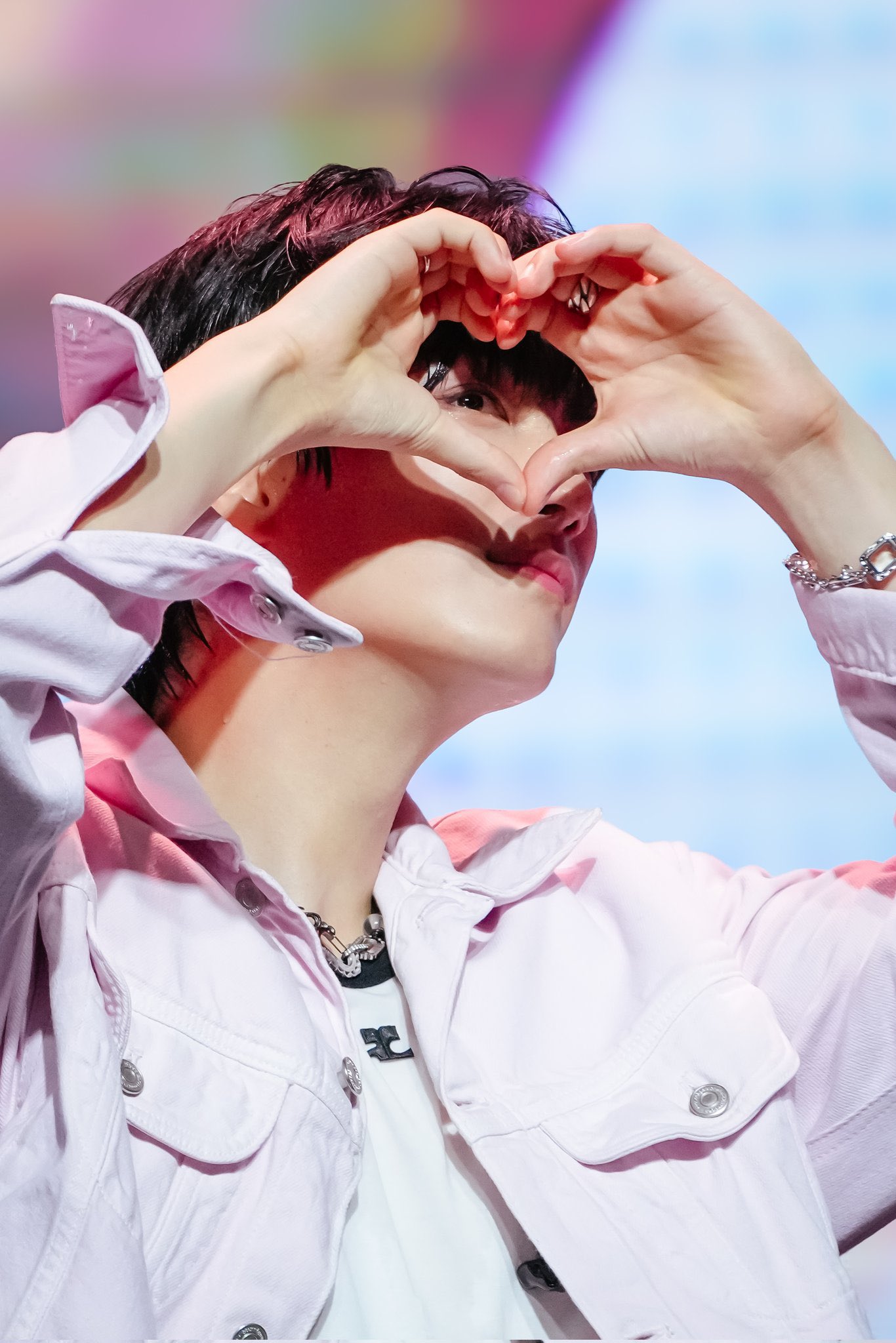 Behind-the-scenes cut of Kim Jonghyeon
