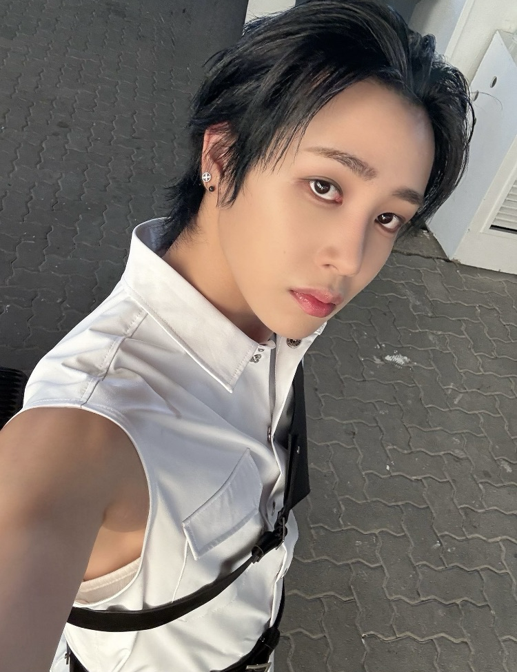 Behind-the-scenes cut of Hunter (Xikers)