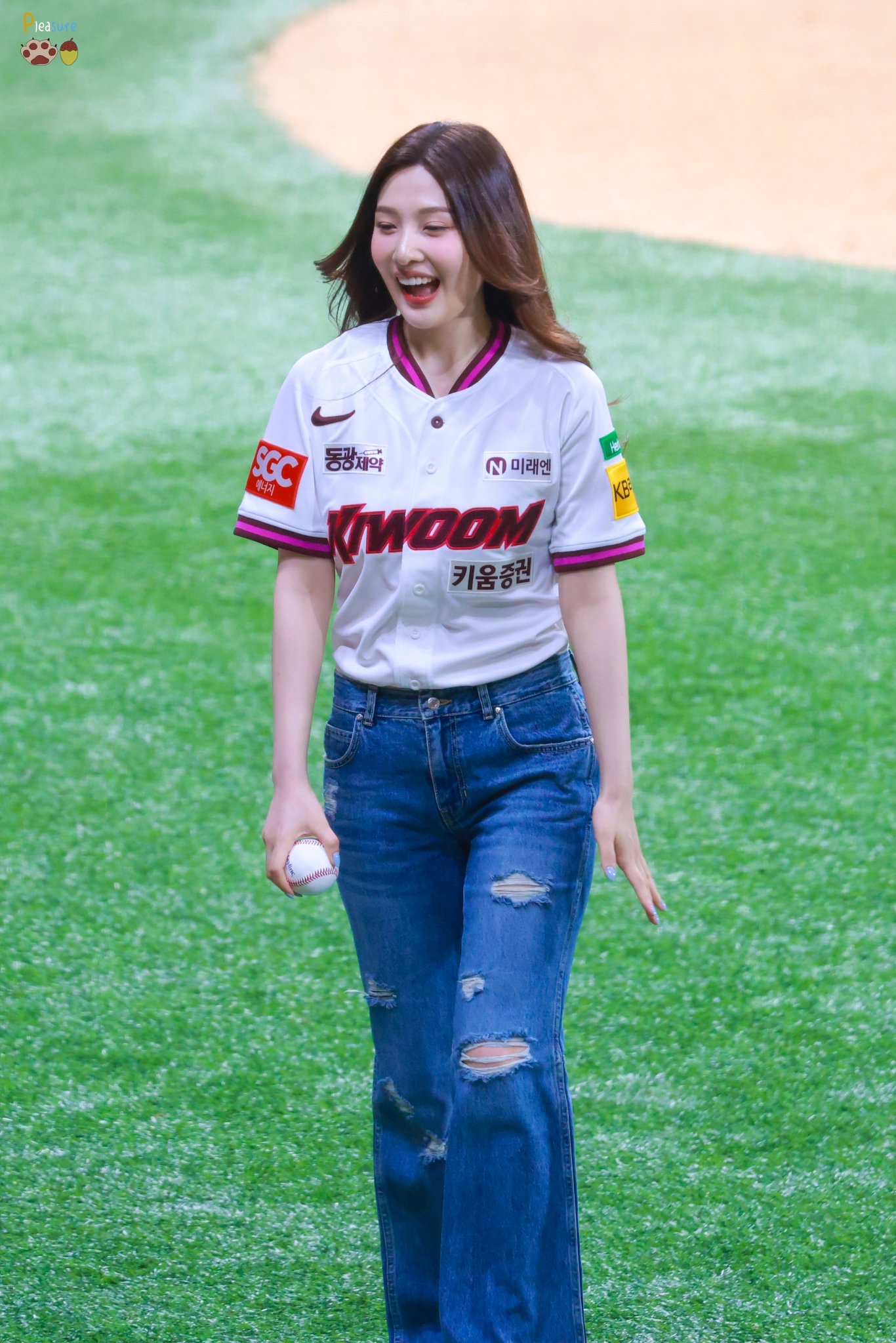 A moment captured by Joy (Red Velvet)'s fan