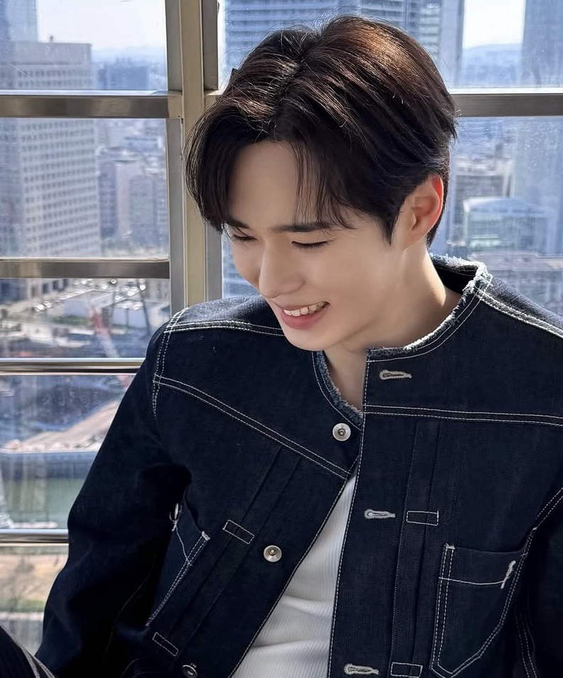 Behind-the-scenes cut of Kim Junseo (ALPHA DRIVE ONE)