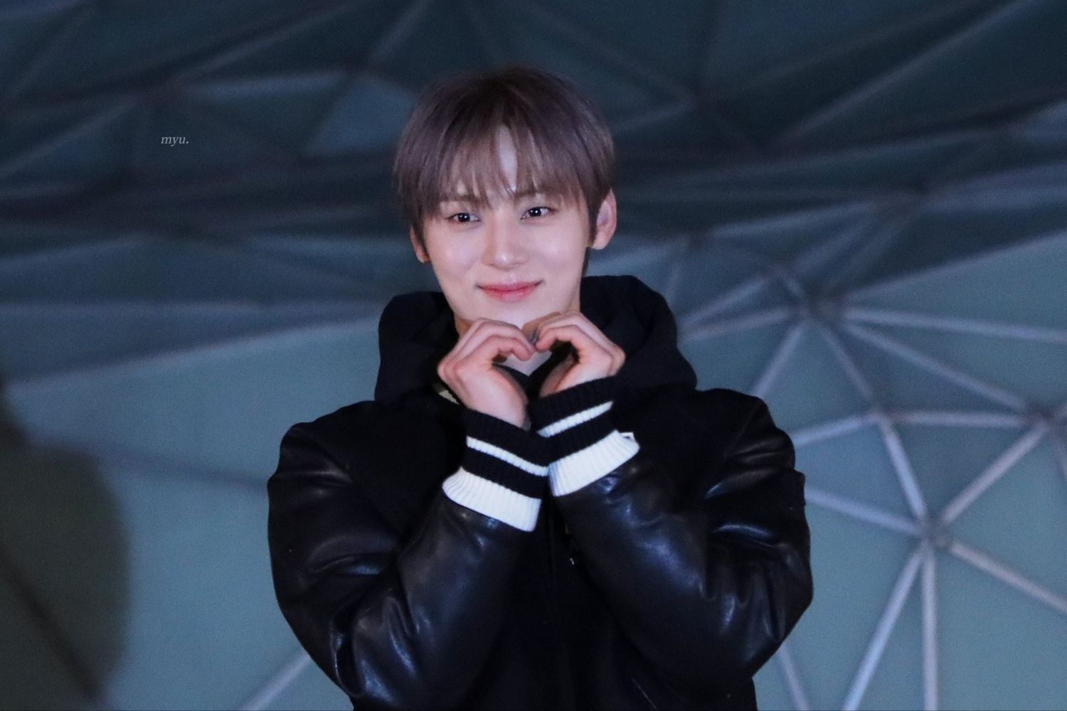 A moment captured by Hwang Minhyun's fan