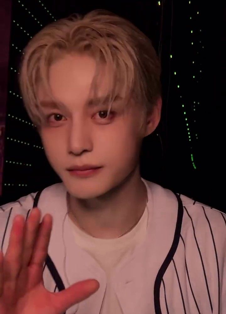 Behind-the-scenes cut of Kim Jiwoong (ZEROBASEONE)