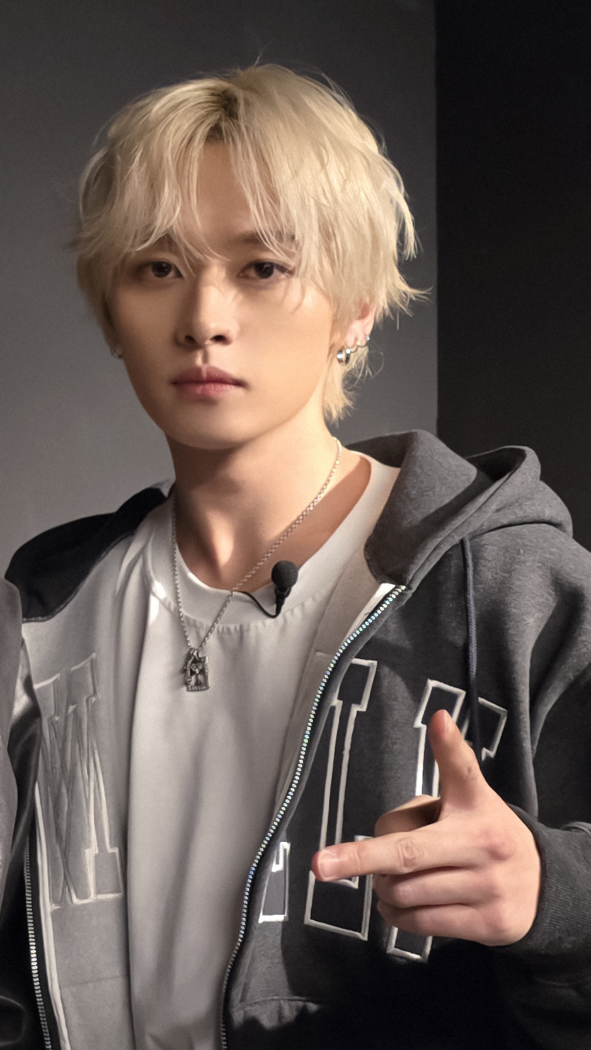 A heartfelt wallpaper shared by Lee Know (Stray Kids)'s fans