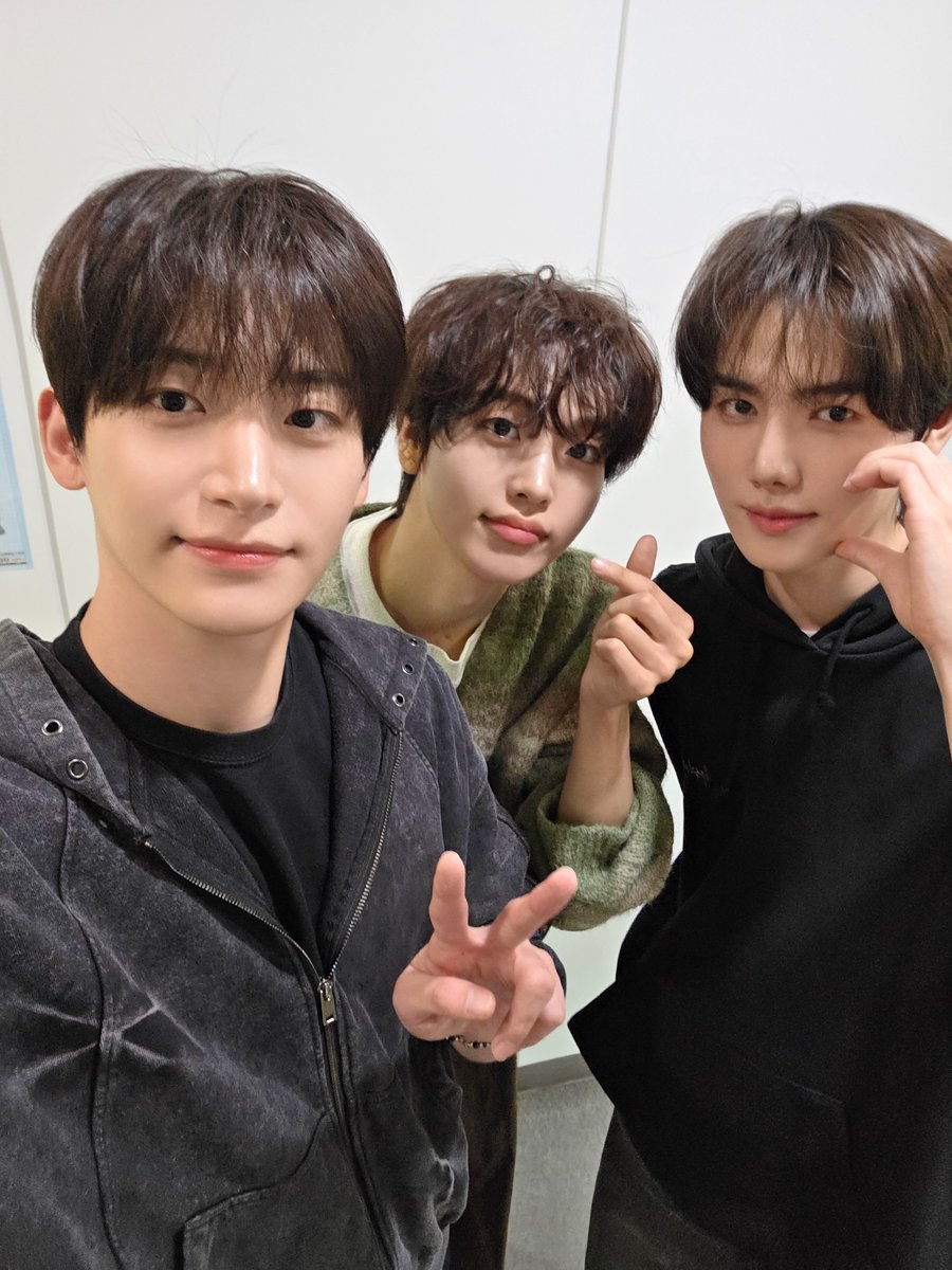 Behind-the-scenes cut of CRAVITY