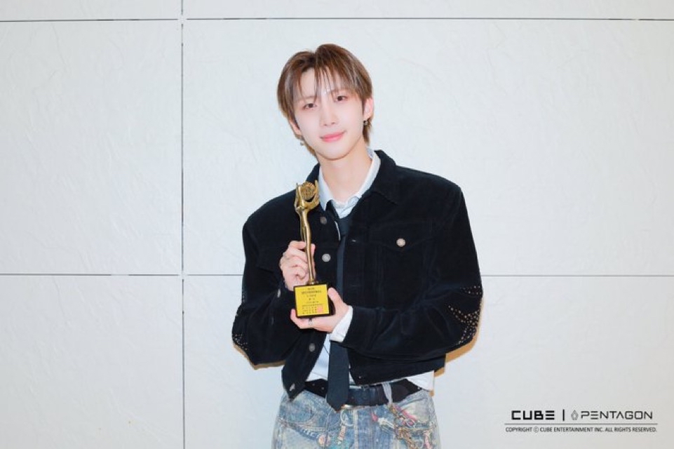 A moment captured by Hui (PENTAGON)'s fan