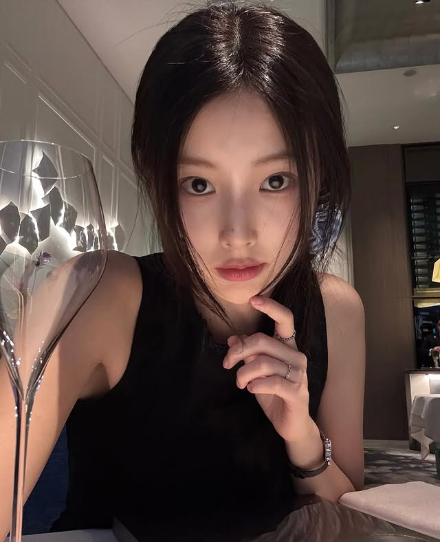 A moment captured by Kang Hyewon's fan