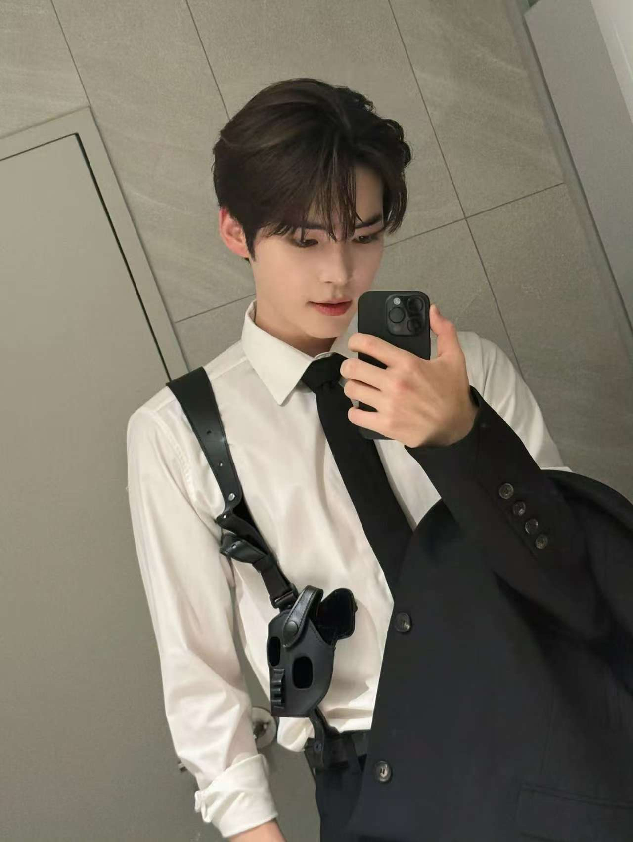 Behind-the-scenes cut of Sung Hanbin (ZEROBASEONE)